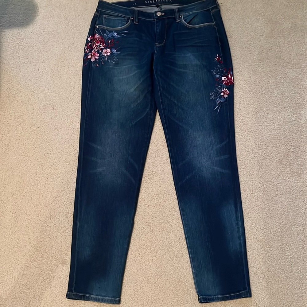 White House Black Market floral embroidered jeans. Size 6.